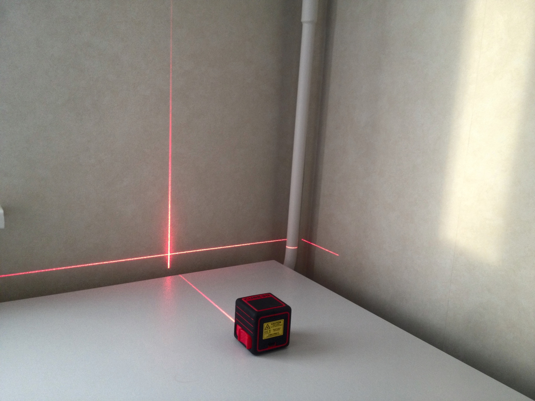 Ada cube 3d. Лазерный уровень в комнате. Лазерный уровень для пола и стен. Лазерный уровень для укладки плитки.